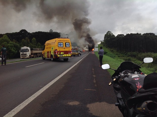 Moto foi parar embaixo da carreta, que teve os pneus explodidos pelo incêndio (Foto: Pryscila Vieira)