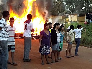 Moradores tentaram impedir a entrada da polícia no local (Foto: Divulgação/Defensoria Pública de MT)