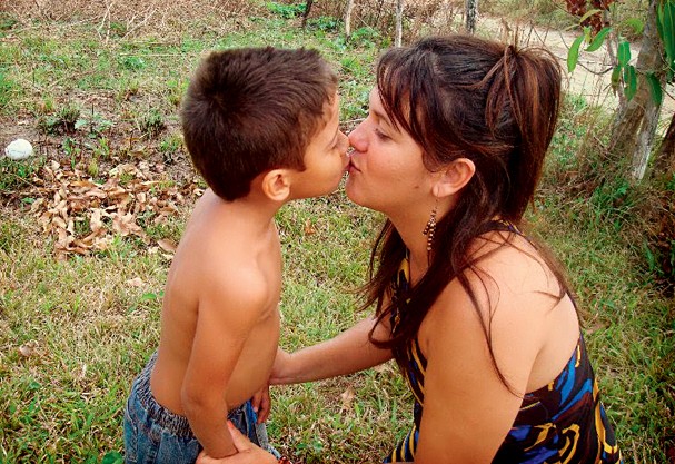 Samara e o filho Maximus na clínica de reabilitação, em 2009 (Foto: Arquivo Pessoal)