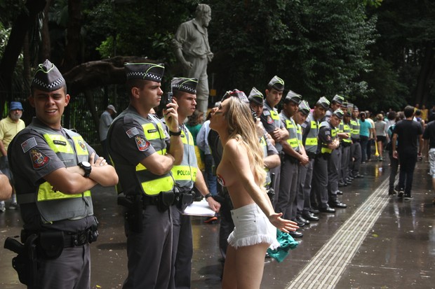 Ju Isen protesta com seios à mostra (Foto: Amauri Nehn/Photo Rio News )