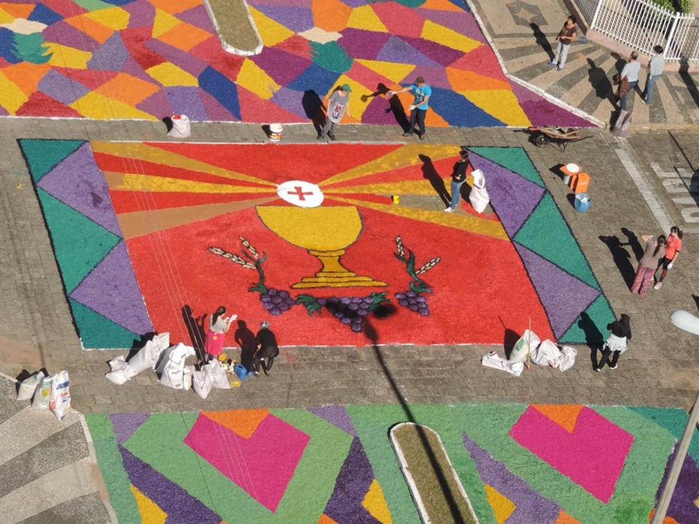 Em Vera Cruz, tapetes são feitos com pó de serra e material reciclável (Foto: Divulgação )