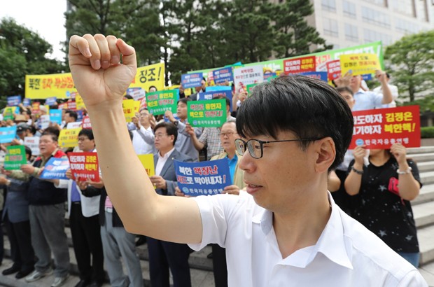 Sul-coreanos protestaram nesta segunda-feira (12) contra os testes nucleares da vizinha Coreia do Norte (Foto: Lee Jin-man/AP)