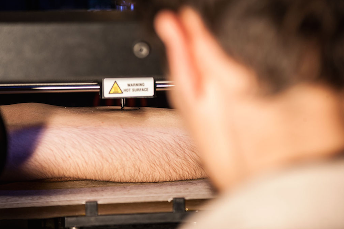 Impressora 3D adaptada se transforma em máquina de tatuar (Foto: Reprodução/Vimeo)