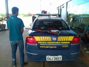 Arma estava envolta em uma sacola e escondida dentro do carro (Foto: Divulgação/PRF) Arma estava envolta em uma sacola e escondida dentro do carro (Foto: Divulgação/PRF)