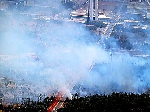 Fumaça cobre toda a região próxima ao Congresso Nacional, em Brasília (Foto: Reprodução/TV Globo)