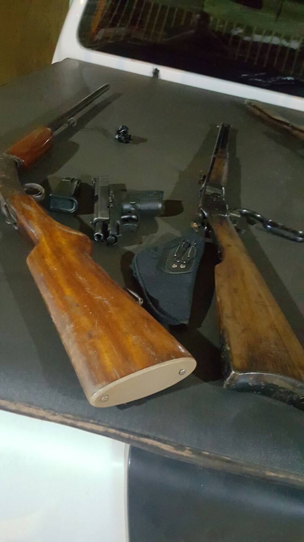 Pistola e espingardas apreendidas por grupo que furtava celulares (Foto: Polícia Civil/Divulgação)