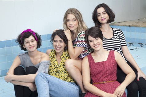 Maria Flor com o elenco de 'Só garotas' (Foto: Juliana Coutinho)