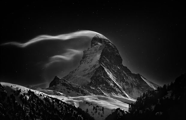 Na categoria lugares, o primeiro prêmio foi para Nenad Saljic, por sua imagem da montanha 'The Matterhorn', entre a Suíça e a Itália (Foto: Nenad Saljic/National Geographic Photo Contest)