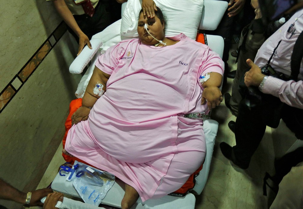 A egípcia Eman Ahmed, que chegou a ser apontada a mulher mais pesada do mundo com mais de 500 kg, deixa o hospital de maca após se recuperar de uma cirurgia de redução de peso que a fez perder mais de 300 kg em Mumbai, na Índia (Foto: Shailesh Andrade/Reuters)