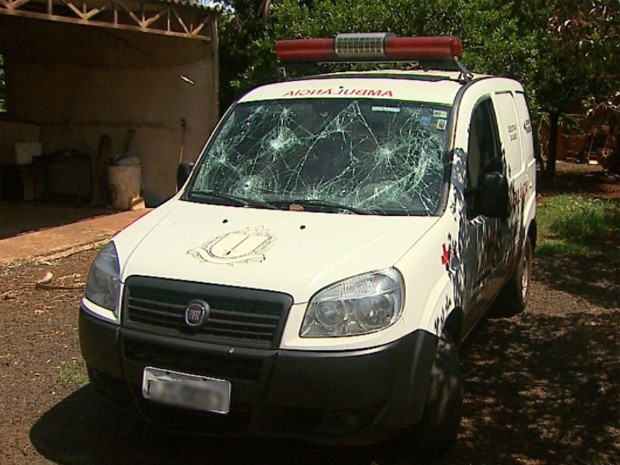 A única ambulância do pronto-socorro de Miguelópolis, SP, foi danificada pelas pedradas (Foto: Alexandre Sá/EPTV)