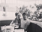 Enzo posta foto abraçado com Cláudia Raia: 'Almoço com a melhor'