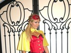 Paris Hilton usa fantasia de Robin para celebrar o Halloween