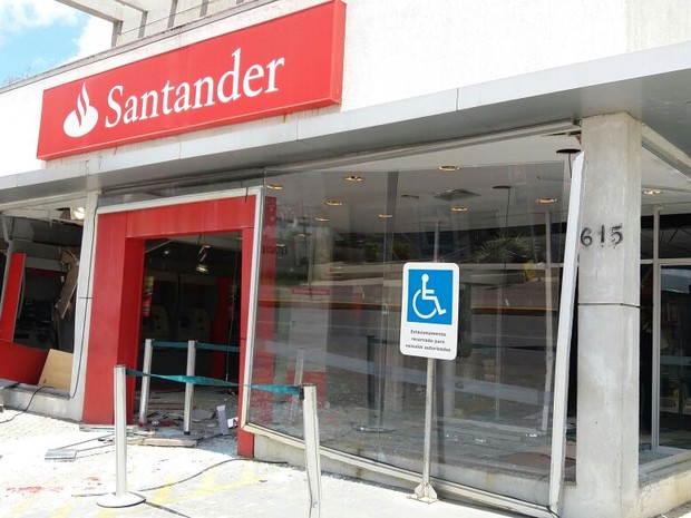 Agência do Santander do Cabo ficou destruída com explosão (Foto: Marlon Costa/Pernambuco Press)