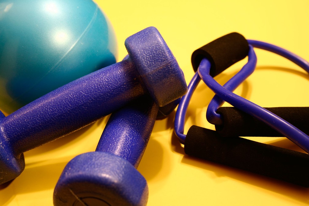 Equipamentos usados para prática de exercícios físicos: estudo concluiu que combinação de exercícios aeróbicos e de resistência é melhor opção para idosos obesos (Foto: CDC/ Debora Cartagena)