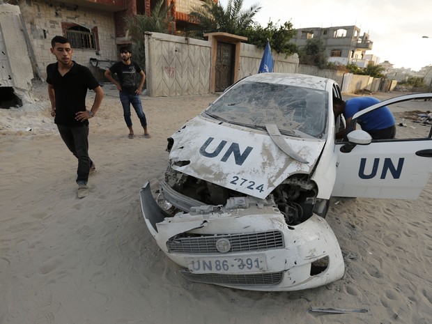 29/7 - Veículo da ONU destruído foi fotografado em Beit Lahia, no norte da Faixa de Gaza, após ataques militares israelenses, segundo agência AFP (Foto: Mohammed Abed/AFP)