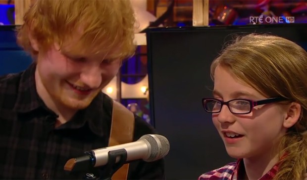 Ed Sheeran cantou junto com a fã mirim! Muita fofura! (Foto: Reprodução)