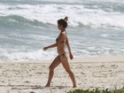 Juliana Didone se exercita na praia