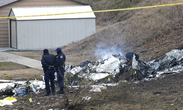Destroços de avião acidentado no Tennessee é visto nesta terça-feira (4) (Foto: Mark Zaleski/AP)