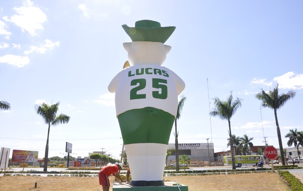 Porco gigante na entrada de Lucas do Rio Verde (Foto: Robson Boamorte/GLOBOESPORTE.COM)