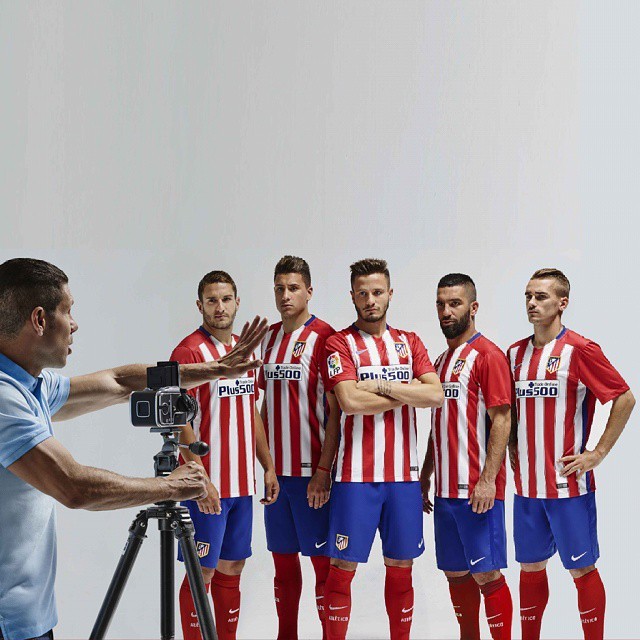 Simeone tira foto de jogadores em lançamento da camisa do Atlético de Madri