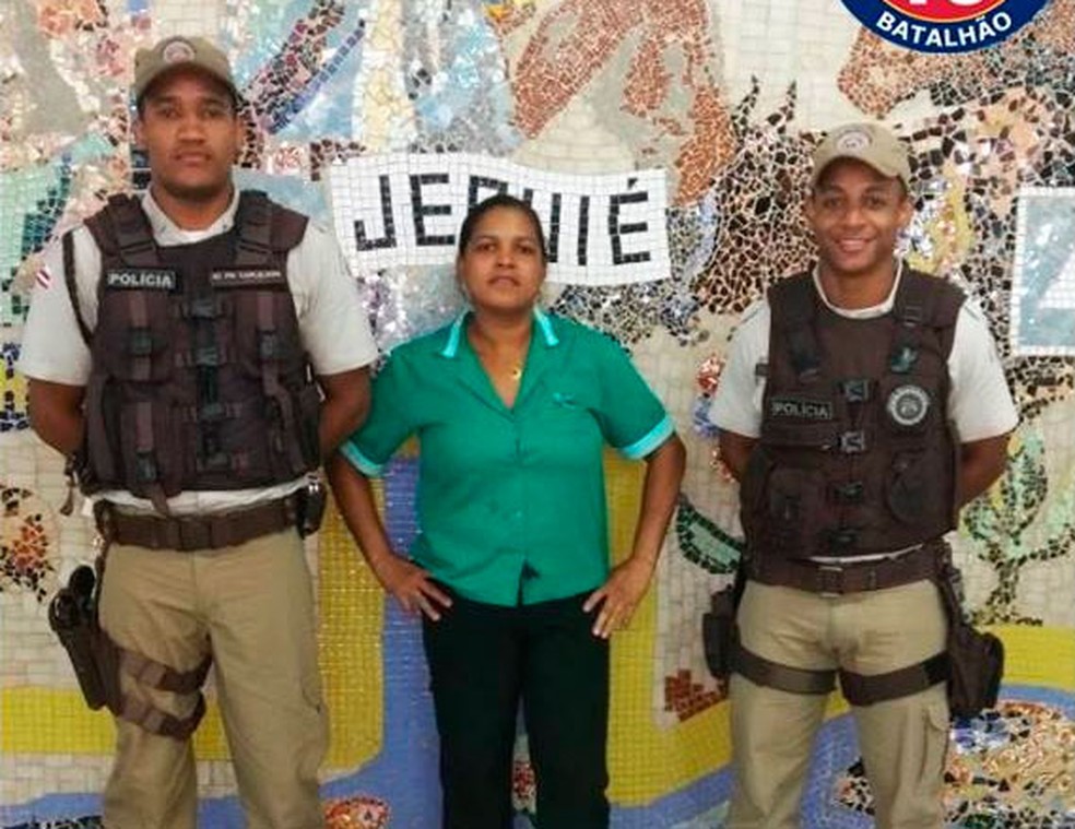 Policiais ajudaram a localizar dona do dinheiro na cidade de Jequié, região sudoeste da Bahia (Foto: Divulgação/PM)