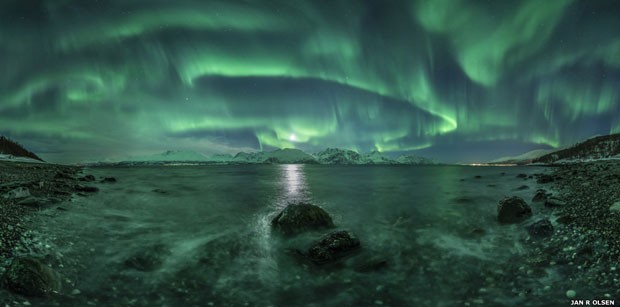4. A aurora boreal foi flagrada nesta imagem. A foto foi feita em Lyngenfjord, o maior fiorde de Troms, na Noruega. O fotógrafo de "Aurora Panorama" foi Jan R. Olsen (Foto: Jan R. Olsen (Noruega))