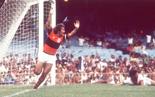 Zico comemora gol do Flamengo em 1982 (Foto: Jorge Marinho / Arquivo O Globo)
