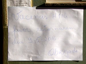 Aviso em posto de saúde pede que população retorne na segunda-feira (9) (Foto: Eder Ribeiro/EPTV)