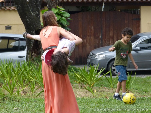 Paolla Oliveira e Klara Castanho se divertem e jogam bola em gravação