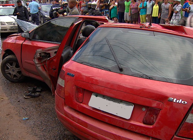 Dois homens morrem em acidente de carro durante perseguição, diz polícia (Foto: Imagens/ TV Bahia)