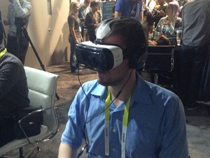 Feito em parceira por Oculus e Samsung, os óculos de realidade aumentada Gear VR foram apresentados na CES 2015. (Foto: Gustavo Petró/G1)