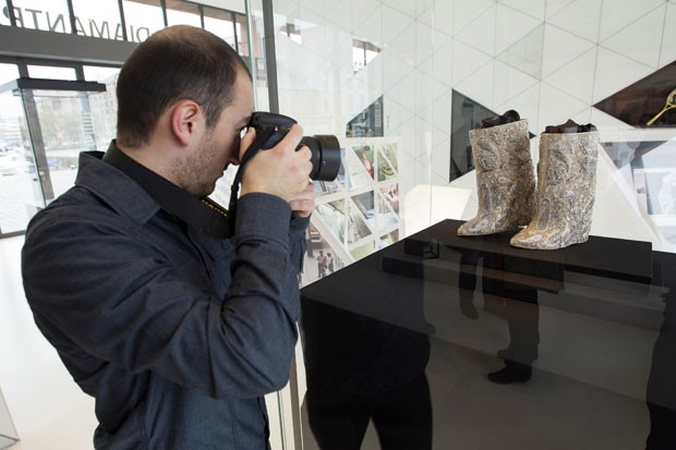Par de botas foi exibido em um museu de Antuérpia (Foto: Kristof Van Accom/Belga/AFP)