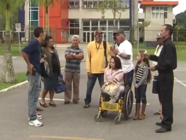 Famílias viviam as margens de rio, sob ponte da Avenida Santos Dumont, em Guarujá (Foto: Reprodução/TV Tribuna)