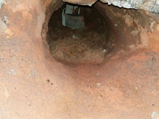 Presos do CDP da Ribeira escaparam por um buraco aberto no piso do banheiro da cela 1 (Foto: PM/Divulgação)