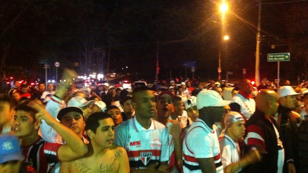 Torcida do São Paulo protesta contra o time (Foto: Carlos Augusto Ferrari)