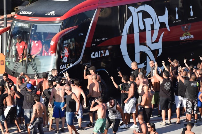 Chegada do ônibus do Flamengo no Engenhão (Foto: André Durão)