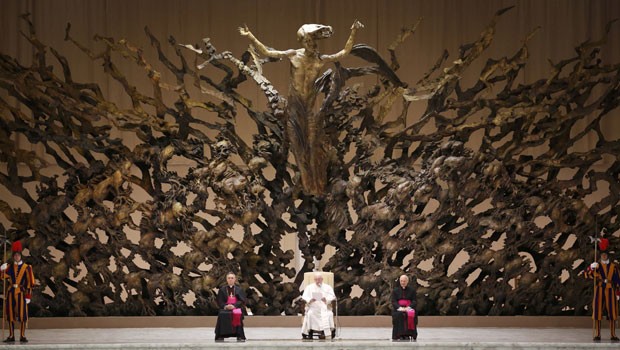 Papa ao lado da guarda suíça na sala Paulo VI, no Vaticano (Foto: Paul Hanna/Reuters)