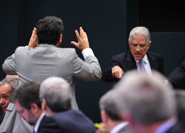 Deputados discutem durante reunião para elaboração do roteiro de trabalhos e deliberação de requerimentos da CPI da Petrobras (Foto: Gabriela Korossy/Câmara dos Deputados)