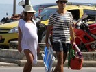 Prestes a dar a luz, mulher de Ricardo Pereira curte praia no Rio