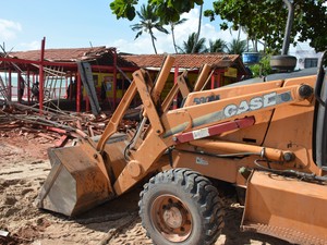 Ao todo, cinco barracas estão sendo derrubadas nesta segunda-feira (18) na praia do Poço, em Cabedelo, por ordem judicial (Foto: Walter Paparazzo/G1)