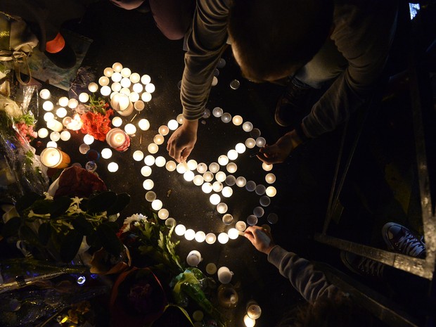 Usando velas, pessoas foram o logo de ‘Reze por Paris’ durante homenagem aos mortos nos atentados terroristas em Paris, perto do café Belle Equipe, na rue de Charonne, na sexta (20) (Foto: AFP Photo/Alain Jocard)