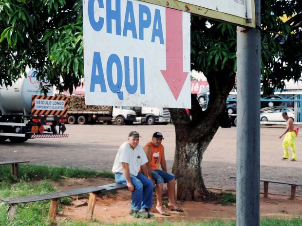 Trabalhadores aguardam por serviço às margens da Rodovia Raposo Tavares (SP-270)  (Foto: Valmir Custódio/G1)