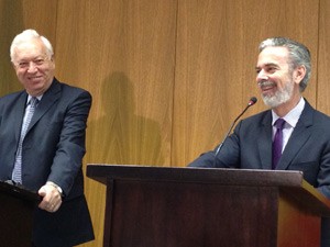 O ministro de Relações Exteriores e Cooperação da Espanha, José Manuel García-Margallo, ao lado do ministro das Relações Exteriores do Brasil, Antônio Patriota (Foto: Mariana Zoccoli / G1)
