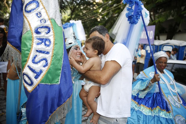 O pai segura o bebê enquanto ela desfila (Foto: Felipe Panfili/AgNews)