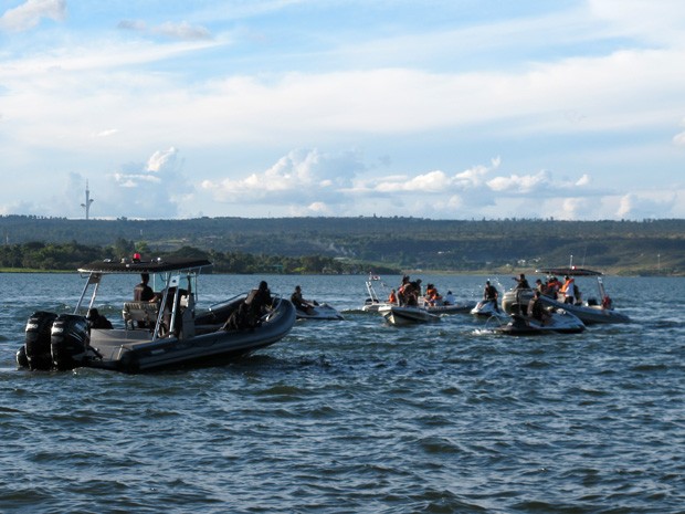 Policiais do Batalhão Ambiental e do Bope fizeram simulação no Lago Paranoá, nesta sexta-feira (7) (Foto: Káthia Mello/G1 DF)