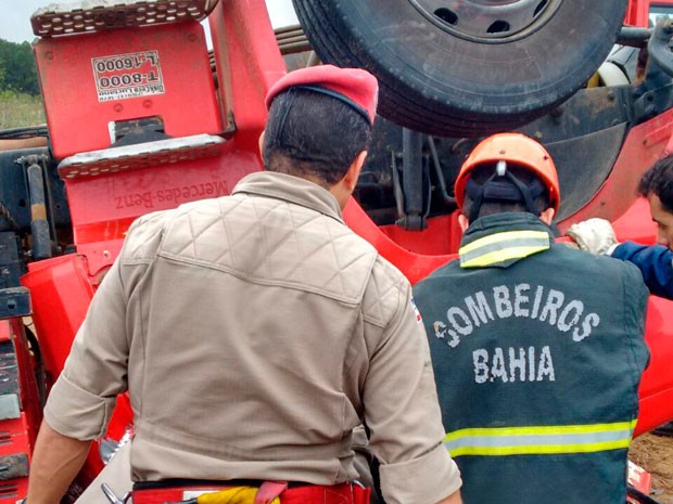 Dois passageiros, que estavam no caminhão, ficaram feridos em acidente na BA-623, na Bahia (Foto: Belo Campo Notícias)