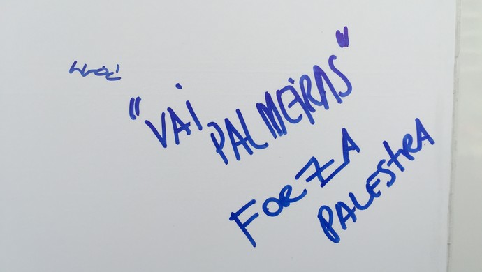 Palmeirense deixa recado no mural da Vila (Foto: Felippe Costa)
