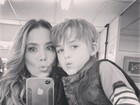 Ao lado do filho, Danielle Winits manda beijo em rede social