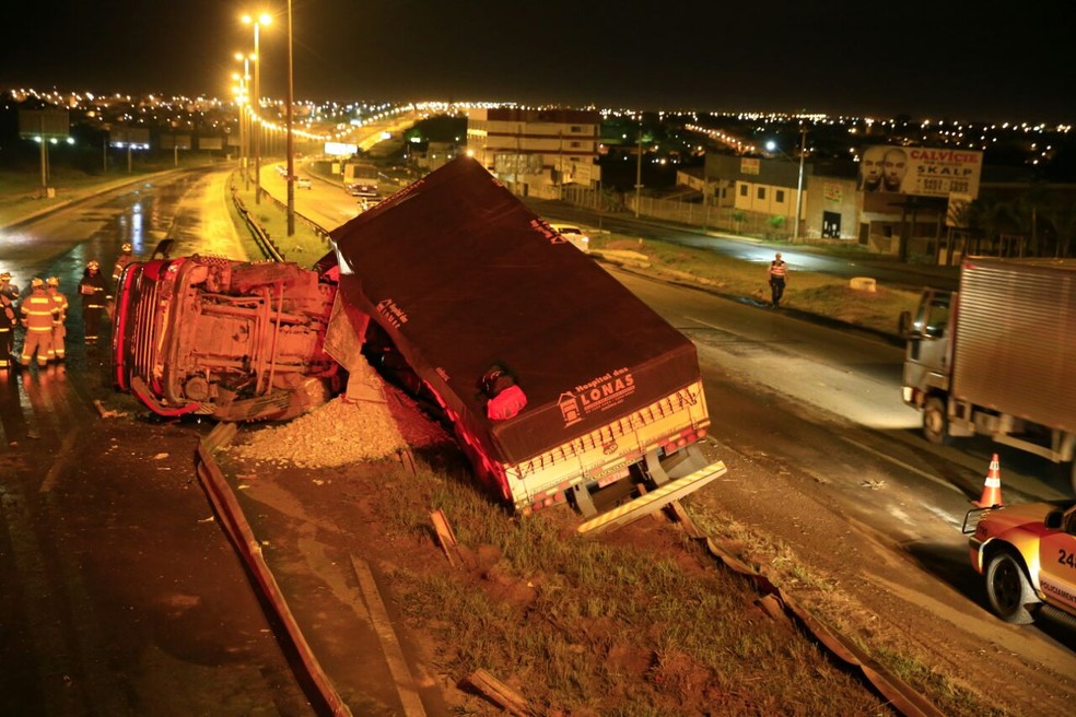 Bombeiros isolam pista ao lado de caminhão que capotou na Via Estrutural (Foto: Corpo de Bombeiros/Divulgação)