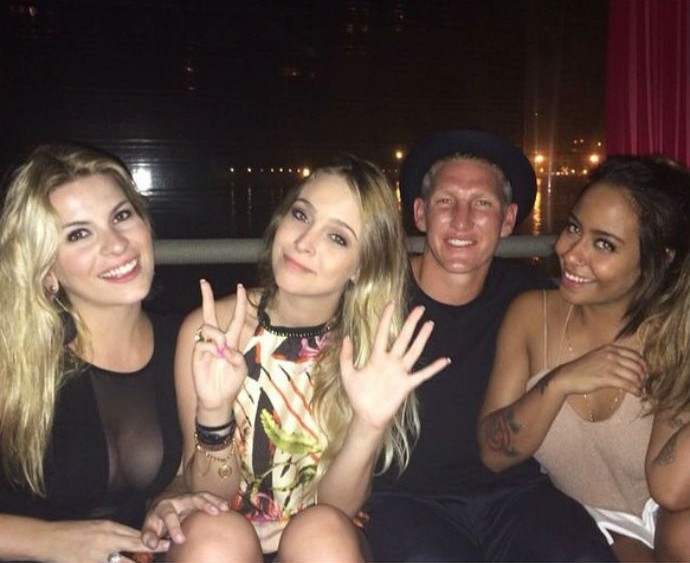 Irmã de Neymar e amigas com Schweinsteiger (Foto: Instagram)